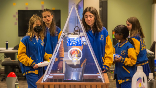 Ausztrál diákok tesztelik az intelligens szemetes prototípusát (Fotó: CSIRO.au)
